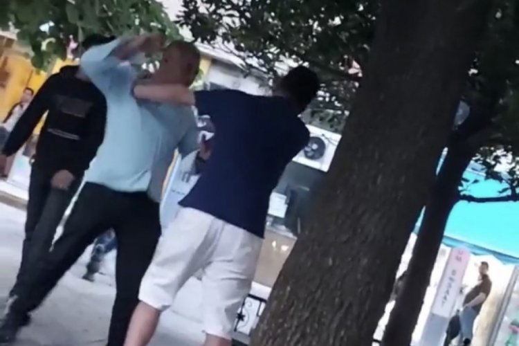 &Ouml;fkeli baba oğlunu ve tartıştığı kişiyi d&ouml;vd&uuml;