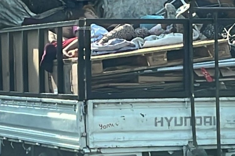Kamyonetin kasasında uyuyarak yolculuk yaptılar