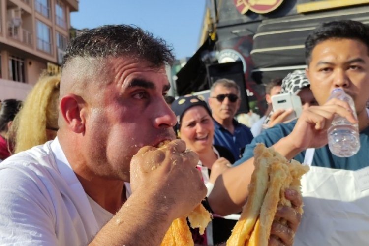 Bursa'daki b&ouml;rek yeme yarışmasına d&uuml;nyanın bir&ccedil;ok &uuml;lkesinden yarışmacı katıldı
