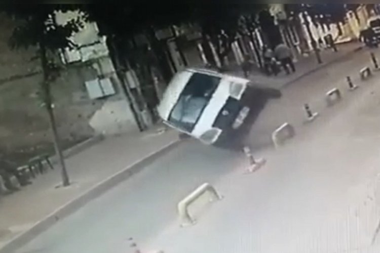 Demir bariyerlere &ccedil;arpan ara&ccedil; yan yattı