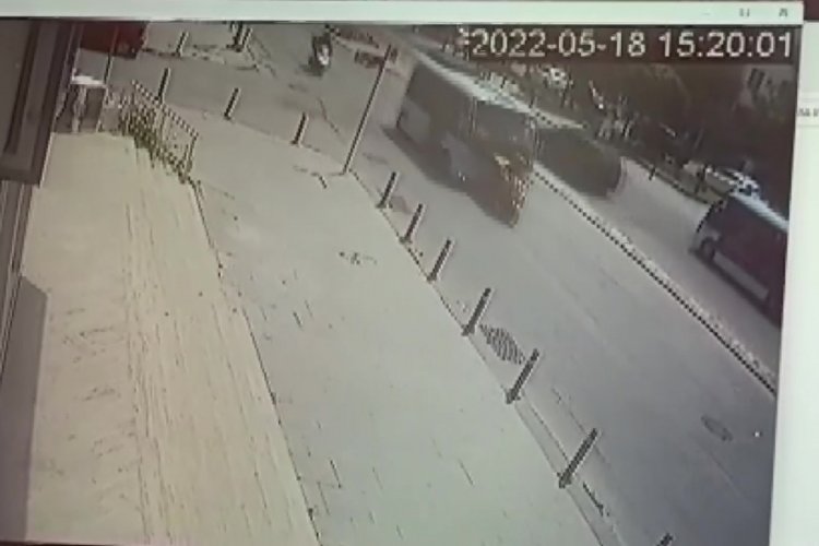 Minib&uuml;s s&uuml;r&uuml;c&uuml;s&uuml;, motokuryeye art arda &ccedil;arparak &ouml;n&uuml;nde s&uuml;r&uuml;kledi
