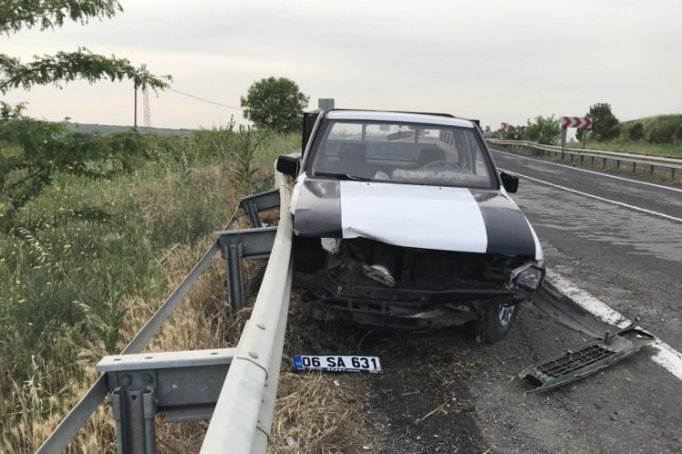 Alkoll&uuml; araba kullandı, bariyerlere &ccedil;arptı: 2 yaralı