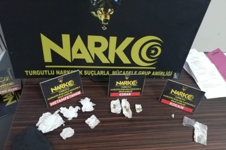 Uyuşturucu satıcıları aynı ara&ccedil; i&ccedil;erisinde yakalandı