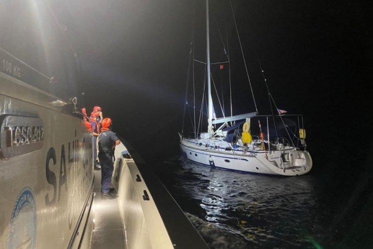 Tekne ile İtalya'ya ka&ccedil;mak isterken yakalandılar