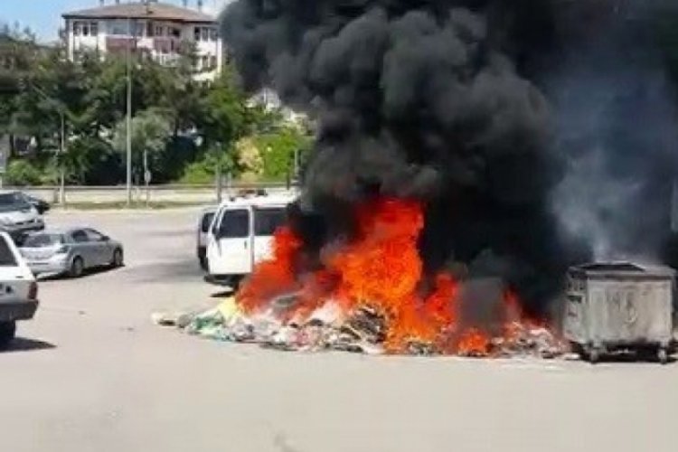 &Ccedil;&ouml;pler alev aldı, ara&ccedil;lar yanmaktan son anda kurtuldu