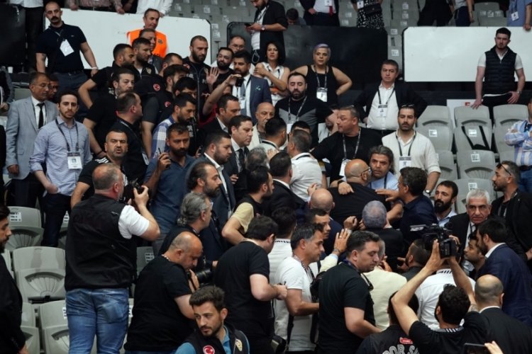 Beşiktaş kongresinde kavga &ccedil;ıktı