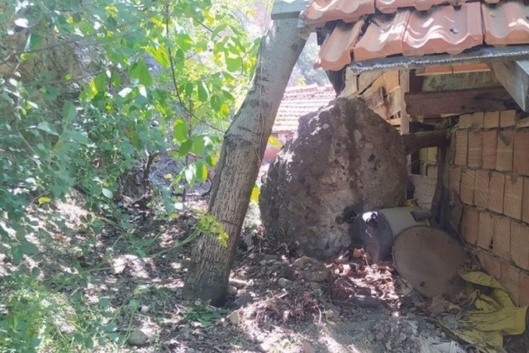 Dağdan kopan kaya par&ccedil;aları bir evin bah&ccedil;esine ve &ccedil;atısına d&uuml;şt&uuml;