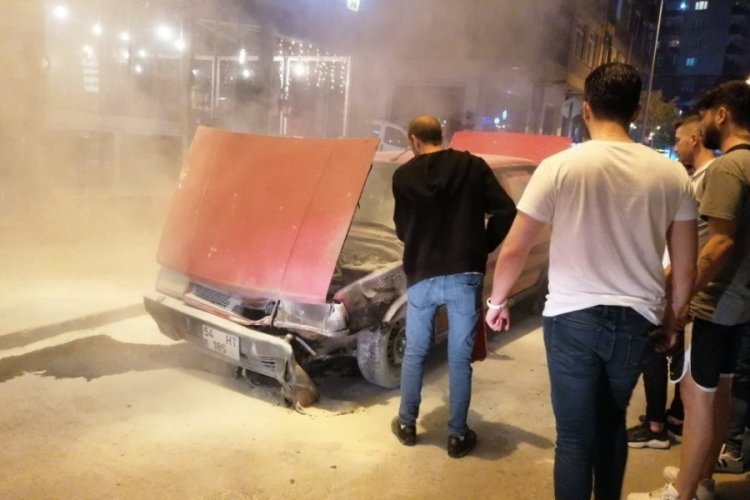 Otomobilinin yandığını fark etmedi, vatandaşların uyarısıyla faciadan kurtuldu