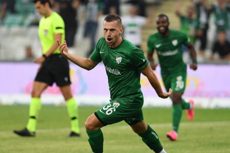 Bursaspor'da en &ccedil;ok tecr&uuml;beli futbolcu Burak Altıparmak forma giydi