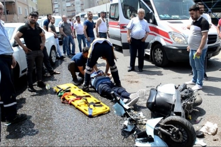 İki motosiklet kafa kafaya &ccedil;arpıştı: 3 yaralı