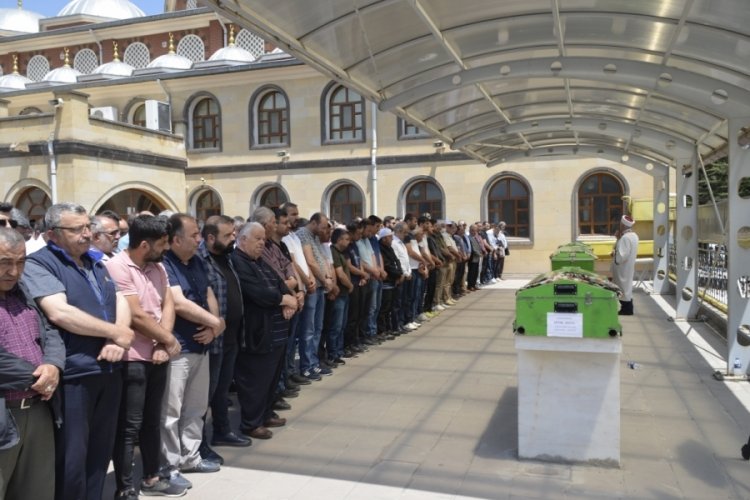 Derya &ouml;ğretmen ve kızı Defne son yolculuğuna uğurlandı