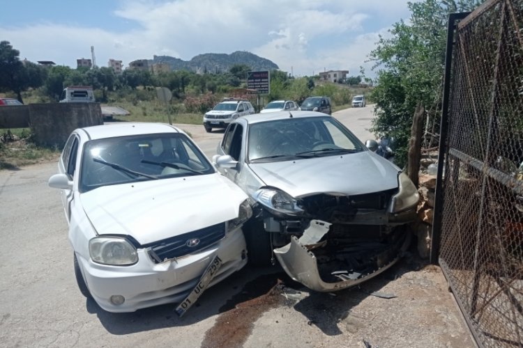 Trafik kazasında 2'si &ccedil;ocuk 3 kişi yaralandı