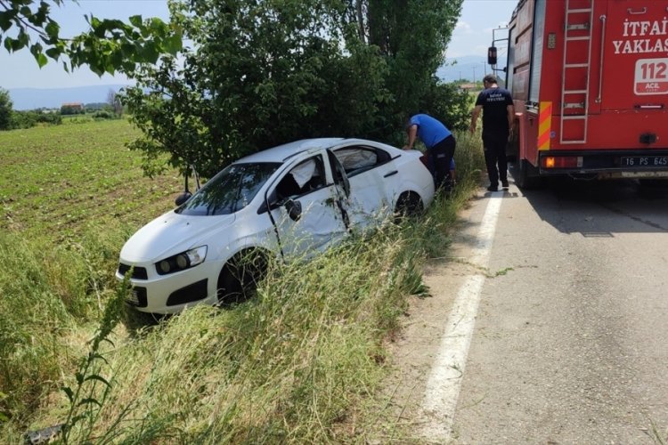 Bursa'da otomobil ağaca &ccedil;arptı: 4 yaralı