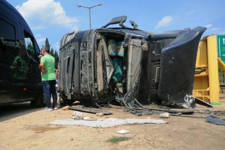 Bariyerlere &ccedil;arpan hafriyat y&uuml;kl&uuml; kamyon devrildi