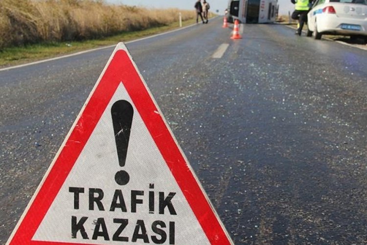 &Ouml;ğrencileri taşıyan minib&uuml;s tıra &ccedil;arptı: 17 yaralı
