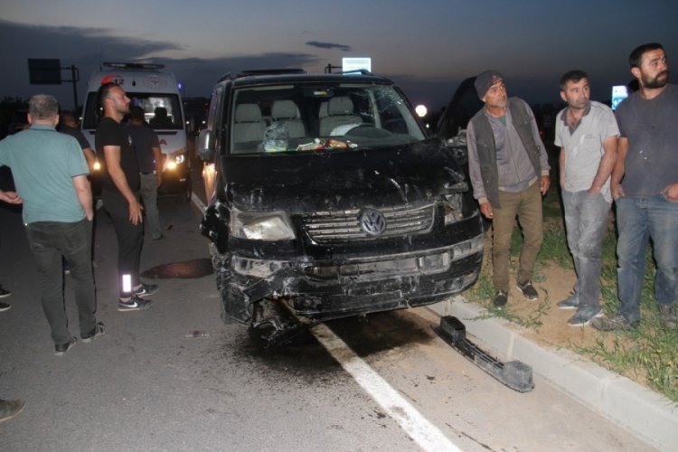 Otomobil ile minib&uuml;s &ccedil;arpıştı: 2'si ağır 3 yaralı