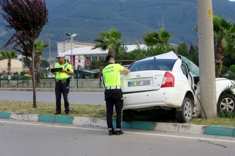 Aydınlatma direğine &ccedil;arpan otomobilin s&uuml;r&uuml;c&uuml;s&uuml;  hafif yaralandı