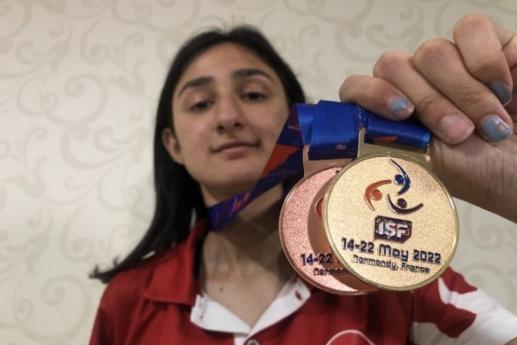 Bursalı paralimpik milli y&uuml;z&uuml;c&uuml; Melda Melda: Ailemi her aradığımda sevin&ccedil;ten ağlıyordu