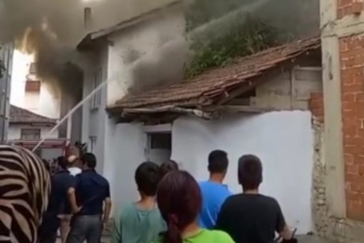 Bursa'da mutfakta &ccedil;ıkan yargın evi k&uuml;le &ccedil;evirdi