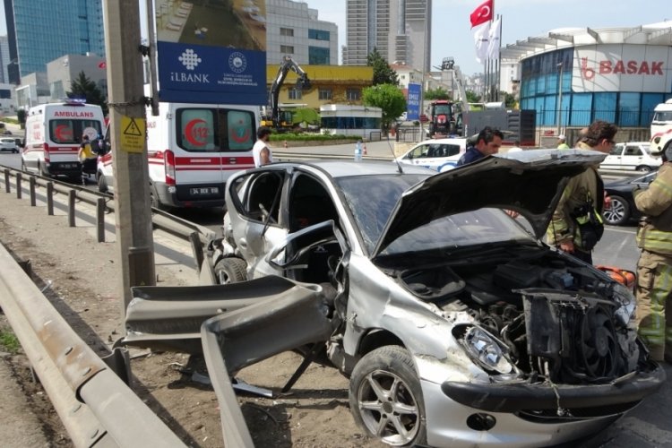 Makas atan s&uuml;r&uuml;c&uuml; demir bariyerlere girdi: 2 yaralı