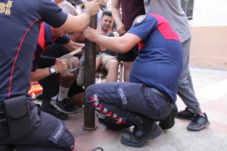 &Ouml;fkesine yenildi, ayağı demire saplandı