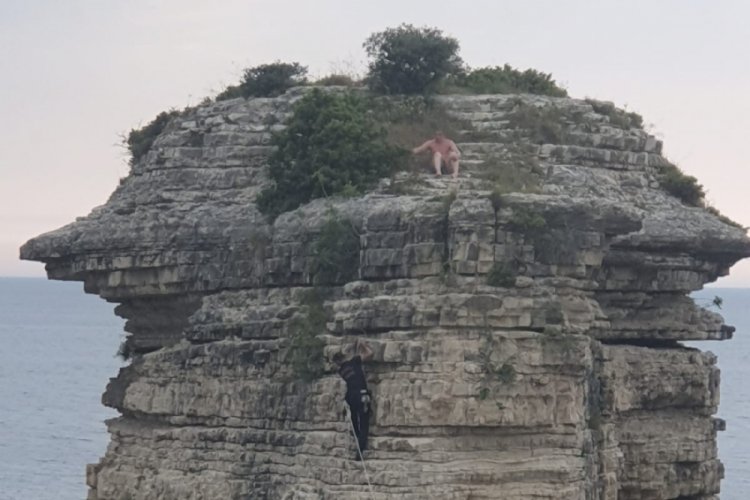Denize atlamak i&ccedil;in &ccedil;ıktığı kayada mahsur kaldı