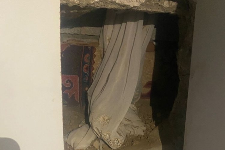 Uyuşturucudan aranan şahıs evinin gizli b&ouml;lmesinde yakalandı