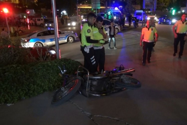 Dur ihtarına uymayan ehliyetsiz s&uuml;r&uuml;c&uuml; polis ekiplerine &ccedil;arptı
