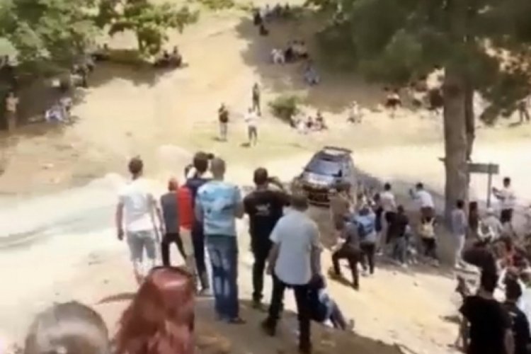 Bursa'da ralli yarışında s&uuml;r&uuml;c&uuml;lerin arasına daldı, facia teğet ge&ccedil;ti