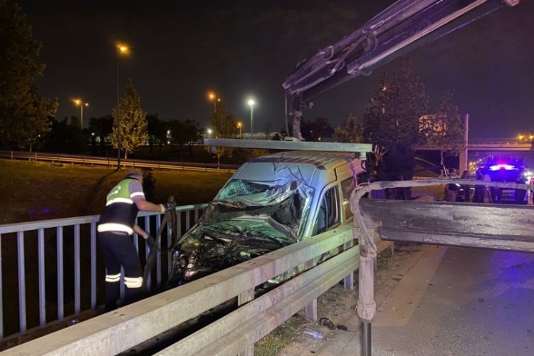 Dur ihtarına uymadı bariyerlere saplandı