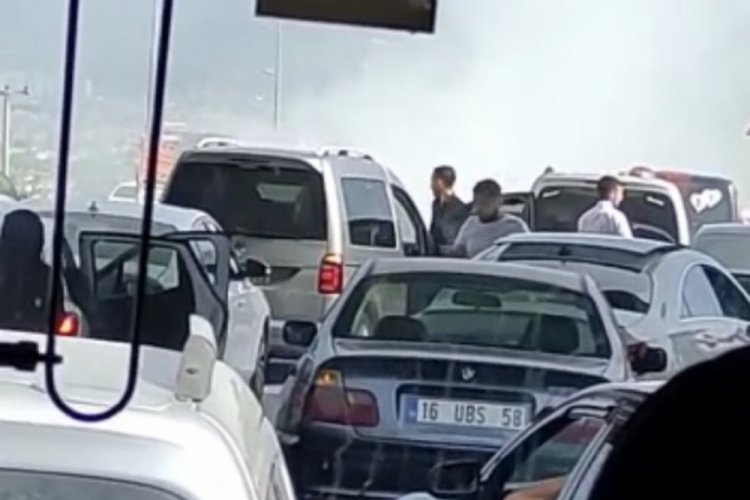 Bursa'da ara&ccedil; yandı, yol kilitlendi