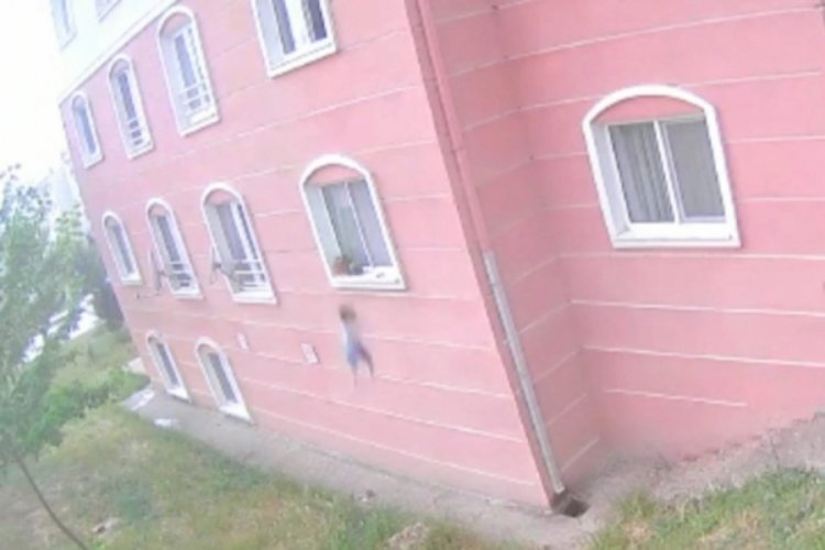 Bursa'da 3 yaşındaki &ccedil;ocuk 5. kattan d&uuml;şt&uuml;