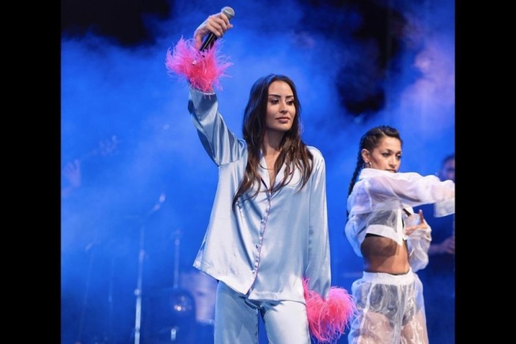 Hande &Uuml;nsal'ın sahne kost&uuml;m&uuml; pijamaya benzetildi