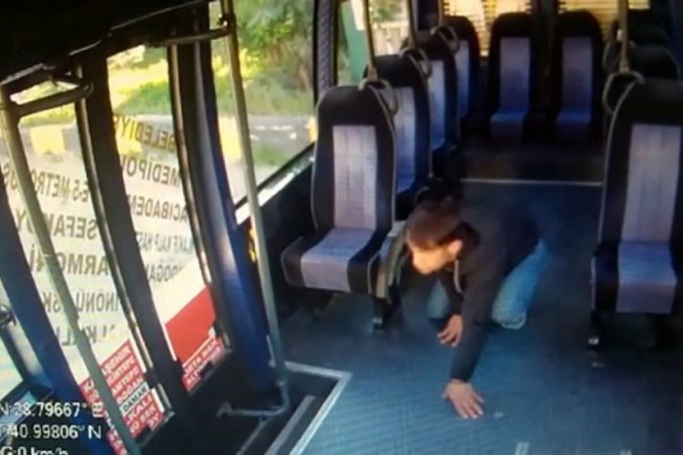Minib&uuml;ste şoke eden hırsızlık