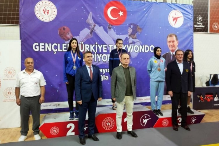 Bursalı taekwondocu Şevval Melek'e g&uuml;m&uuml;ş madalya