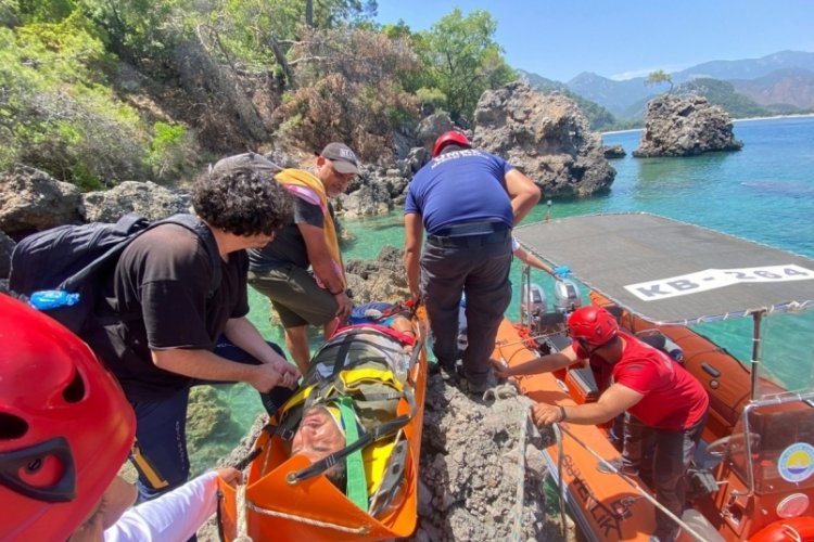 Antalya'da balık tutmak isterken kayalıklara d&uuml;şt&uuml;