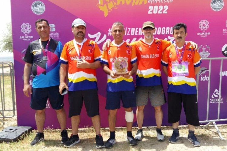 Bursa'da İneg&ouml;l Belediyespor atletizm sporcuları yarı maratonda koştu