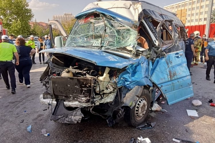 Başkentte otomobilin &ccedil;arptığı dolmuş defalarca takla attı: &Ccedil;ok sayıda yaralı var