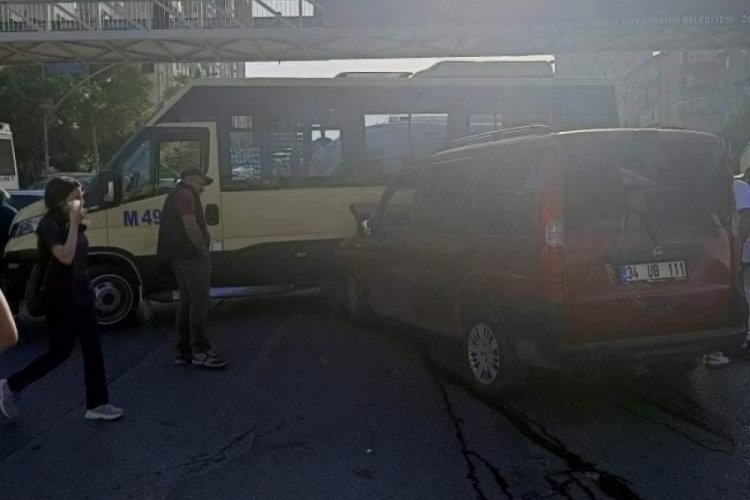 Ticari ara&ccedil; dolmuşla &ccedil;arpıştı: 3 yaralı