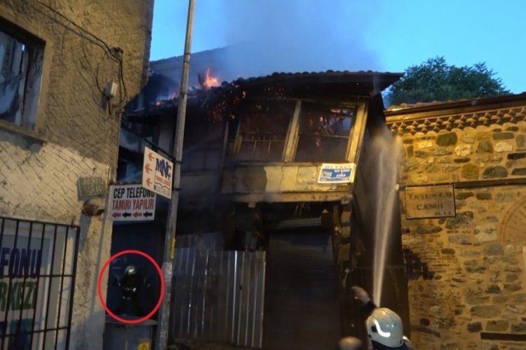Bursa'da tarihi bina yanarak yıkıldı