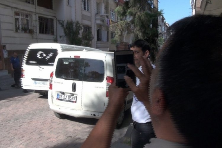 İstanbul'da bina duvarındaki &ccedil;ıkıntıya tırmanan şahıs indirildi