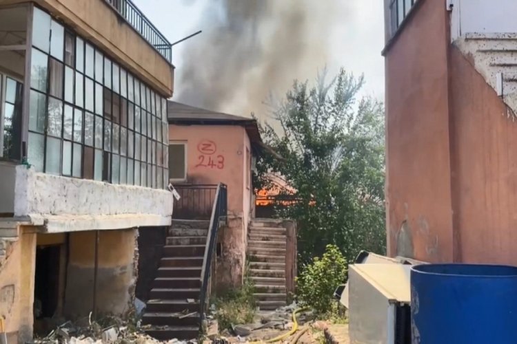 İstanbul'da yangını hortumla s&ouml;nd&uuml;rmeye &ccedil;alıştılar
