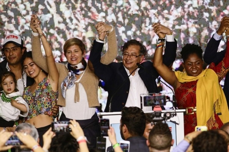 Kolombiya cumhurbaşkanlığı se&ccedil;iminde ilk turun galibi eski gerilla Petro