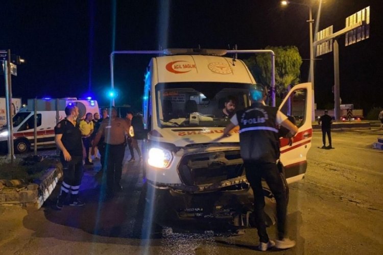 Aydın'da ambulansla otomobil &ccedil;arpıştı: 3 yaralı