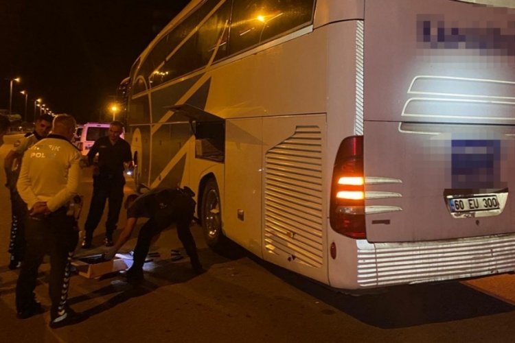 Yolcu otob&uuml;s&uuml;nde 12 ruhsatsız silah ele ge&ccedil;irildi
