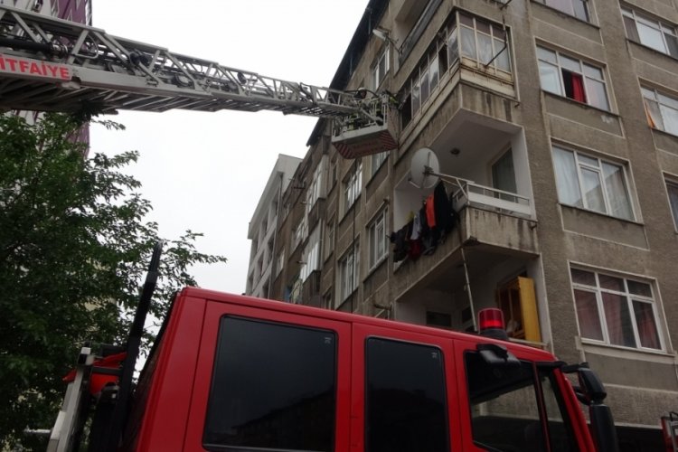Evinin balkonunda mangal yapan şahıs, ekipleri harekete ge&ccedil;irdi