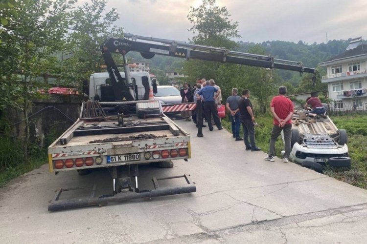 Otomobil &ccedil;ay bah&ccedil;esine u&ccedil;tu: 1 yaralı