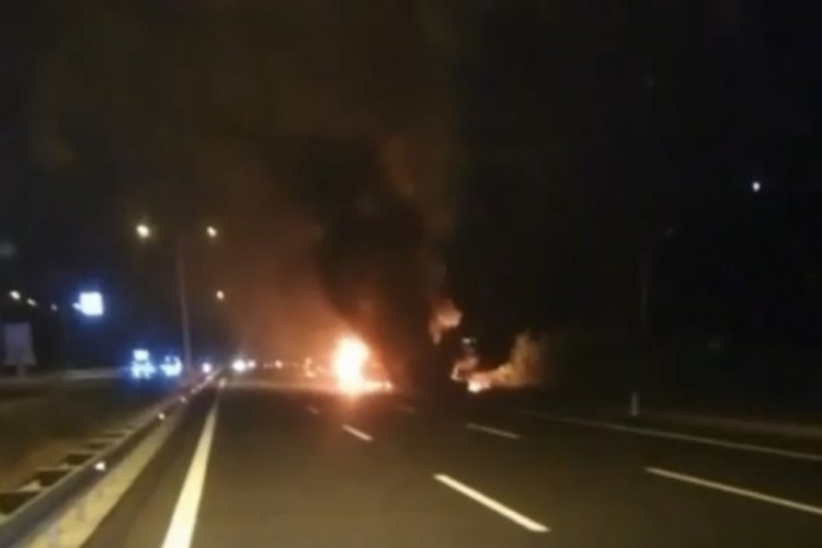 Bursa'da seyir halindeki kamyonet alev