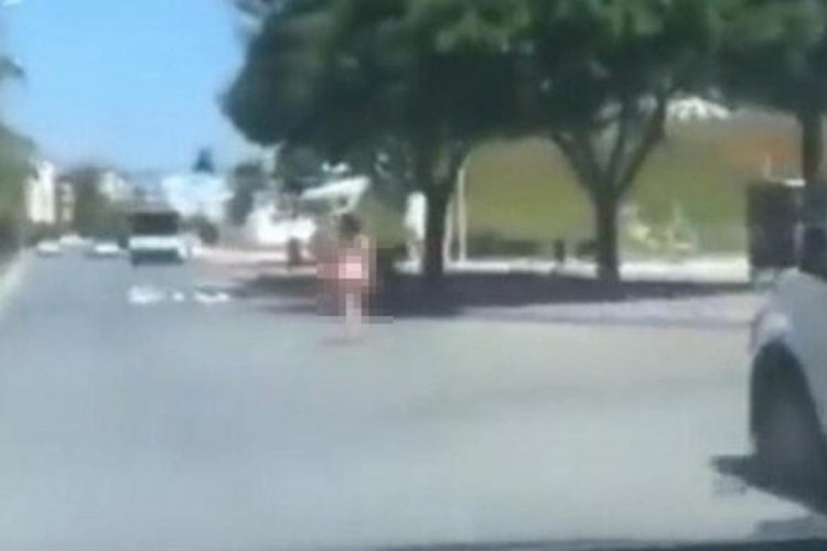 Antalya'da sokakta &ccedil;ırıl&ccedil;ıplak dolaşan kadın i&ccedil;in Valilikten a&ccedil;ıklama geldi