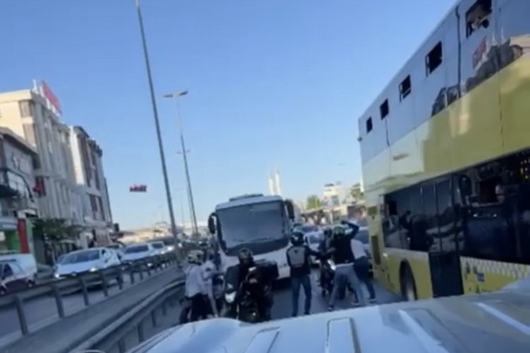 İstanbul'da motosikletlilerden servis şof&ouml;r&uuml;ne dayak